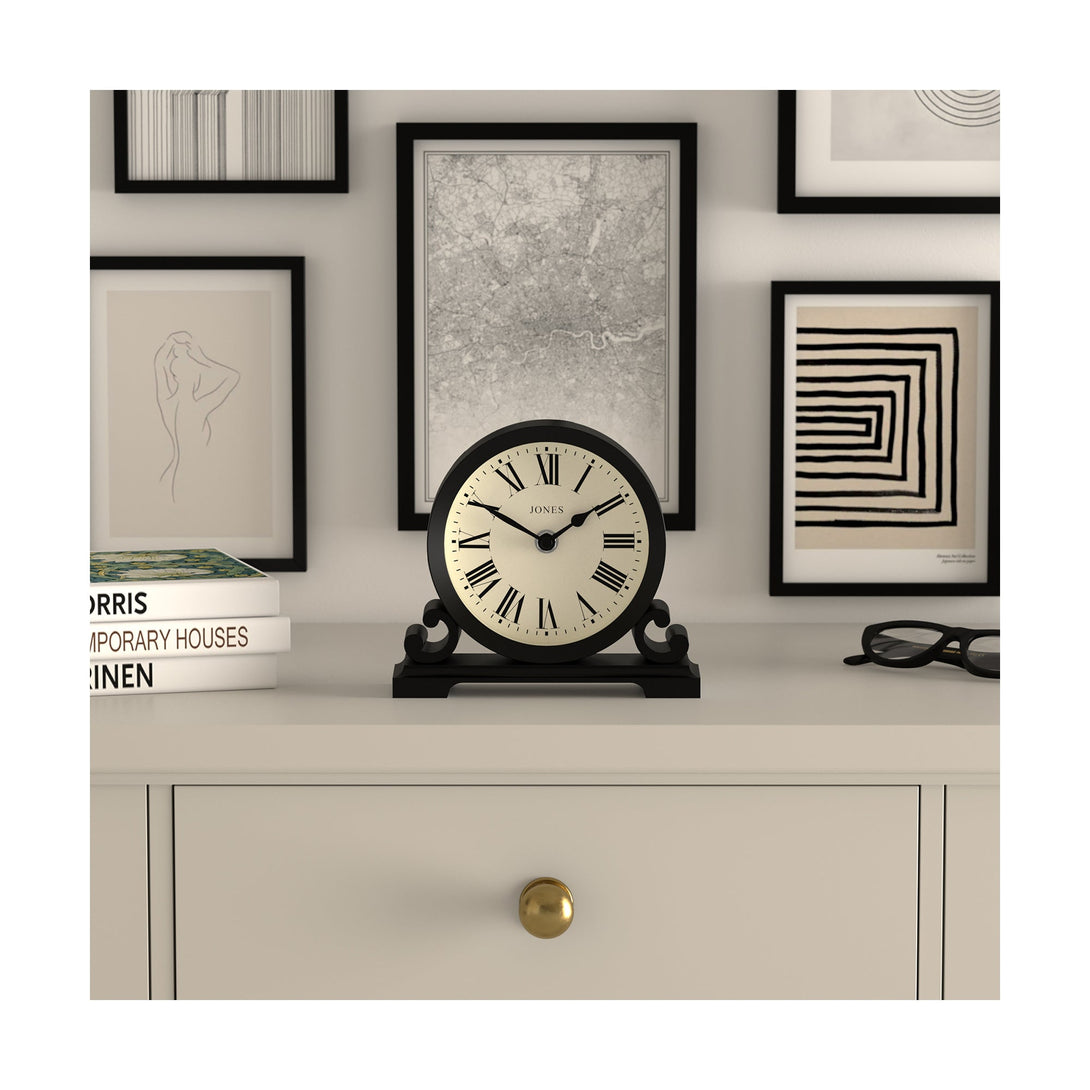 Jones Clocks® Saloon pendule | Klein traditioneel ontwerp met dubbele scroll | Grijs | Eigentijdse klassieke stijl voor bureau, tafel, plank of nachtkastje Jones Clocks® Saloon pendule | Klein traditioneel ontwerp met dubbele scroll | Grijs | Eigentijdse klassieke stijl voor bureau, tafel, plank of nachtkastje
